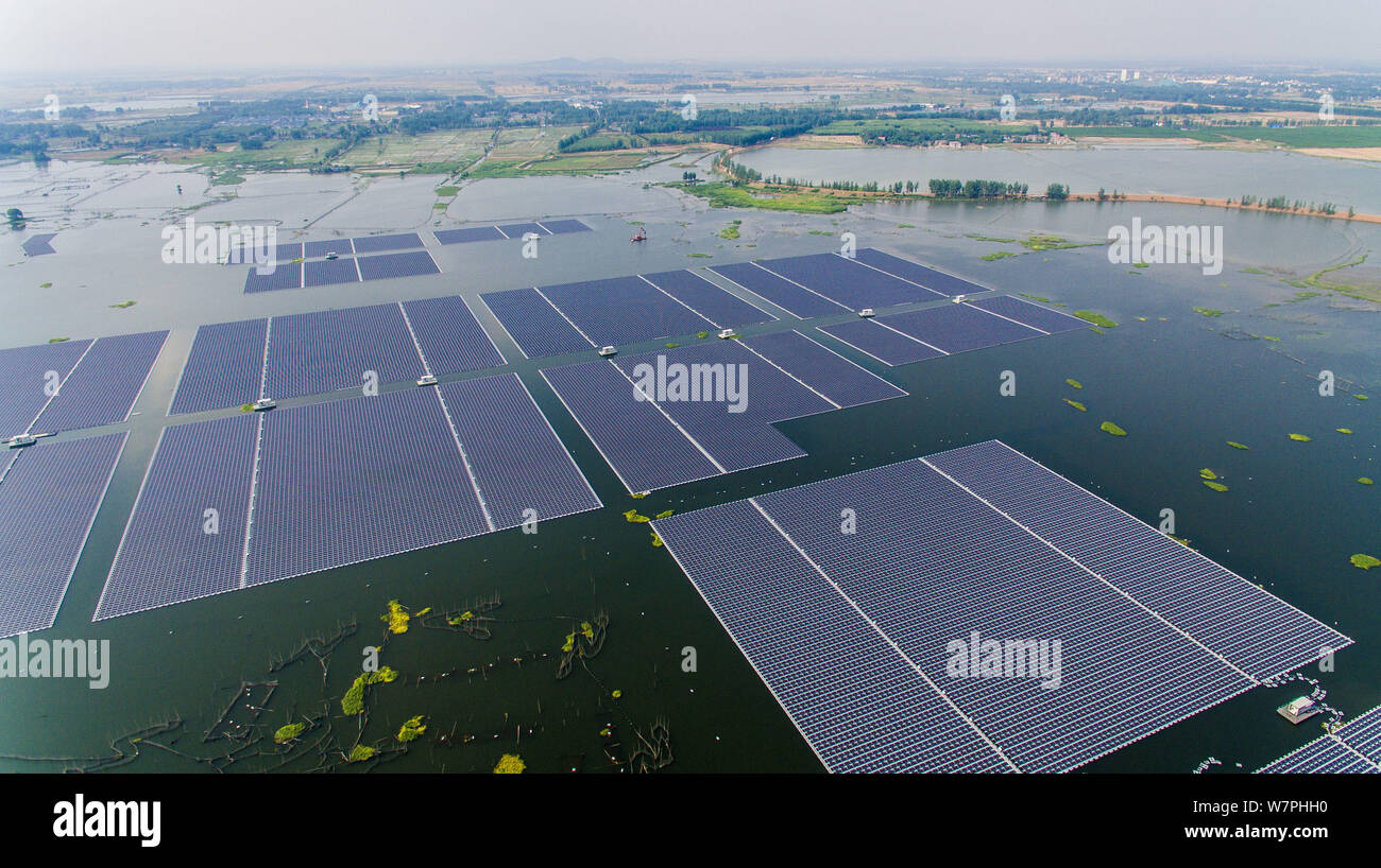 Vue aérienne de la plus grande usine de l'énergie solaire flottante d'une capacité de 40 mégawatts d'énergie dans la ville de Huainan, province de Anhui, Chine orientale, Banque D'Images