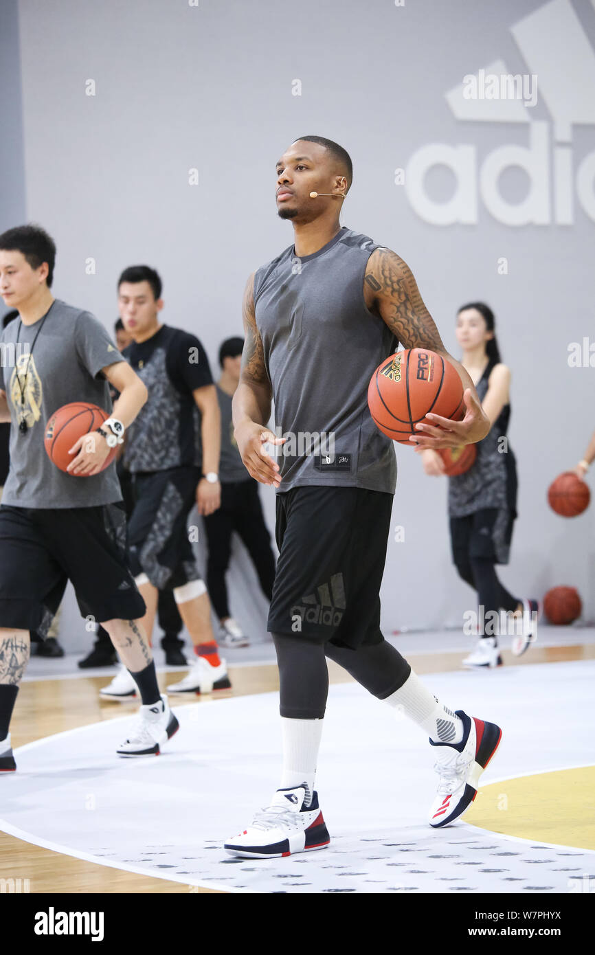 Star de la NBA Damian Lillard prend part à un camp d'entraînement de basket-ball  pour adidas "République des Sports" à Shanghai, Chine, 23 juin 2017 Photo  Stock - Alamy