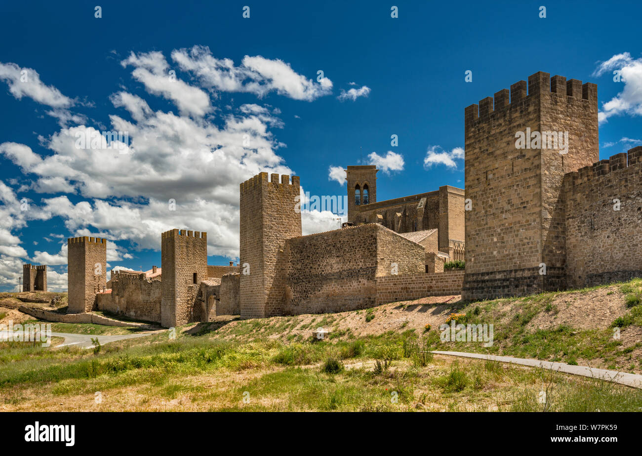 Les murs et tours à Cerco de Artajona, 12e siècle, forteresse médiévale au village d'Artajona, Navarra, Espagne Banque D'Images