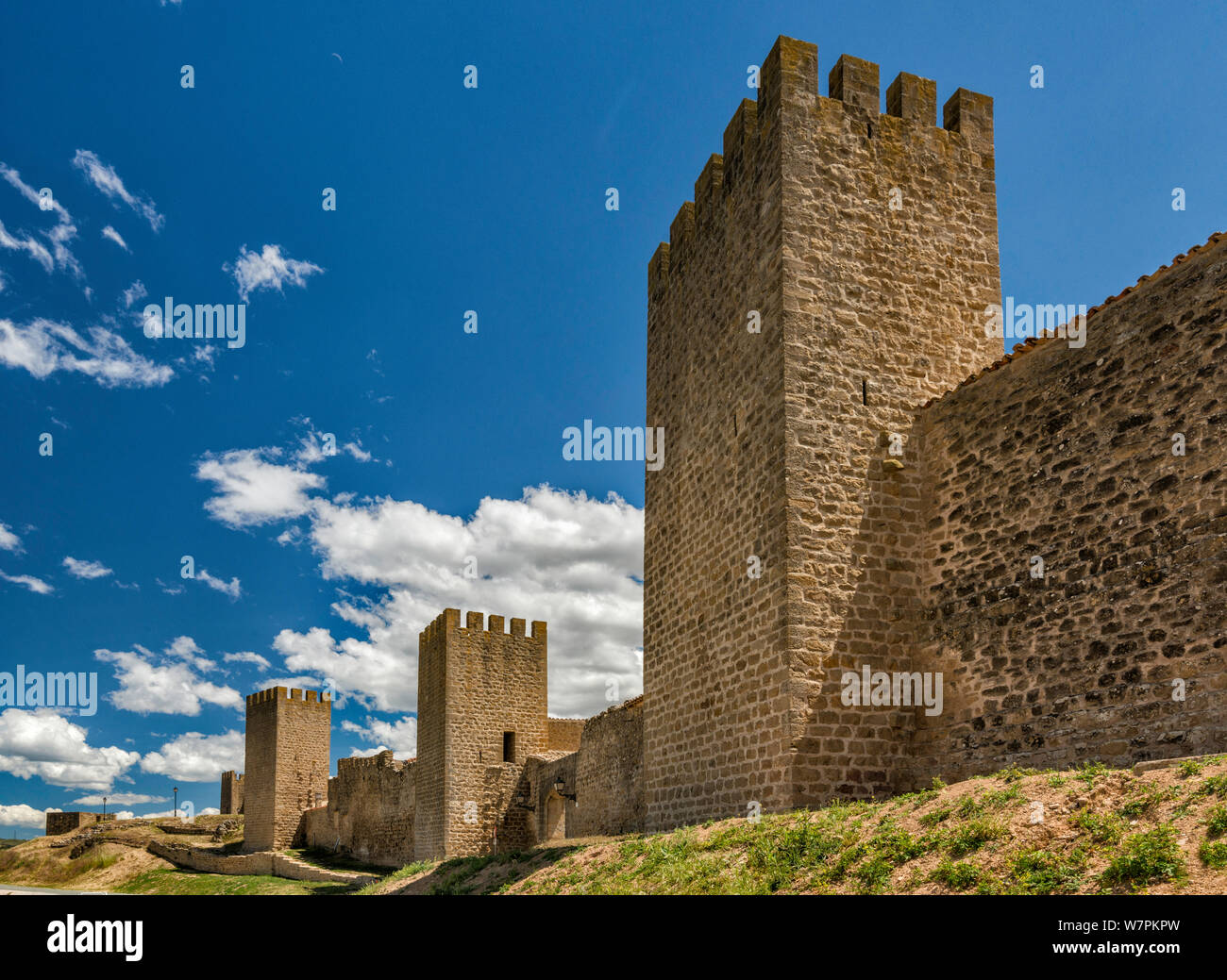 Les murs et tours à Cerco de Artajona, 12e siècle, forteresse médiévale au village d'Artajona, Navarra, Espagne Banque D'Images