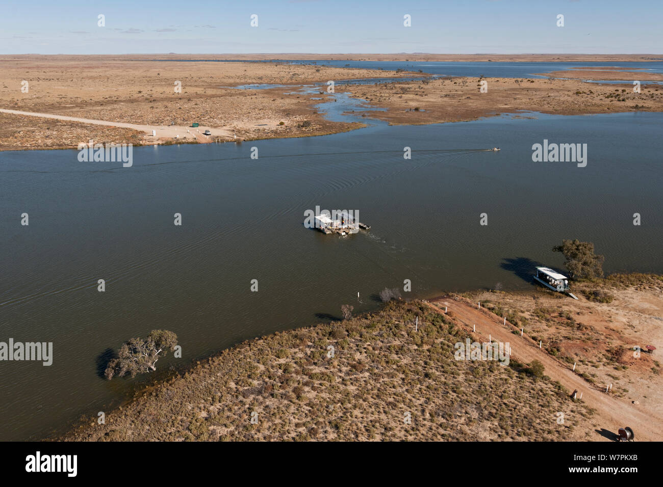 Vue aérienne de la Cooper Creek Crossing avec un "punt' ou en ferry service de la conduite de véhicule public à traverser la route, dans le sud de l'Australie, juin 2011 Banque D'Images