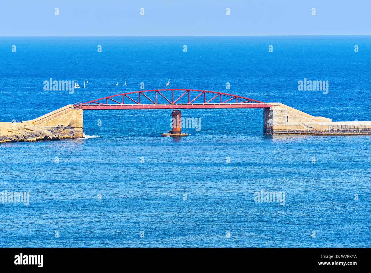 Vue générale du pont Saint Elmo Bridge contre mer bleue en grand port de La Valette à Malte Banque D'Images