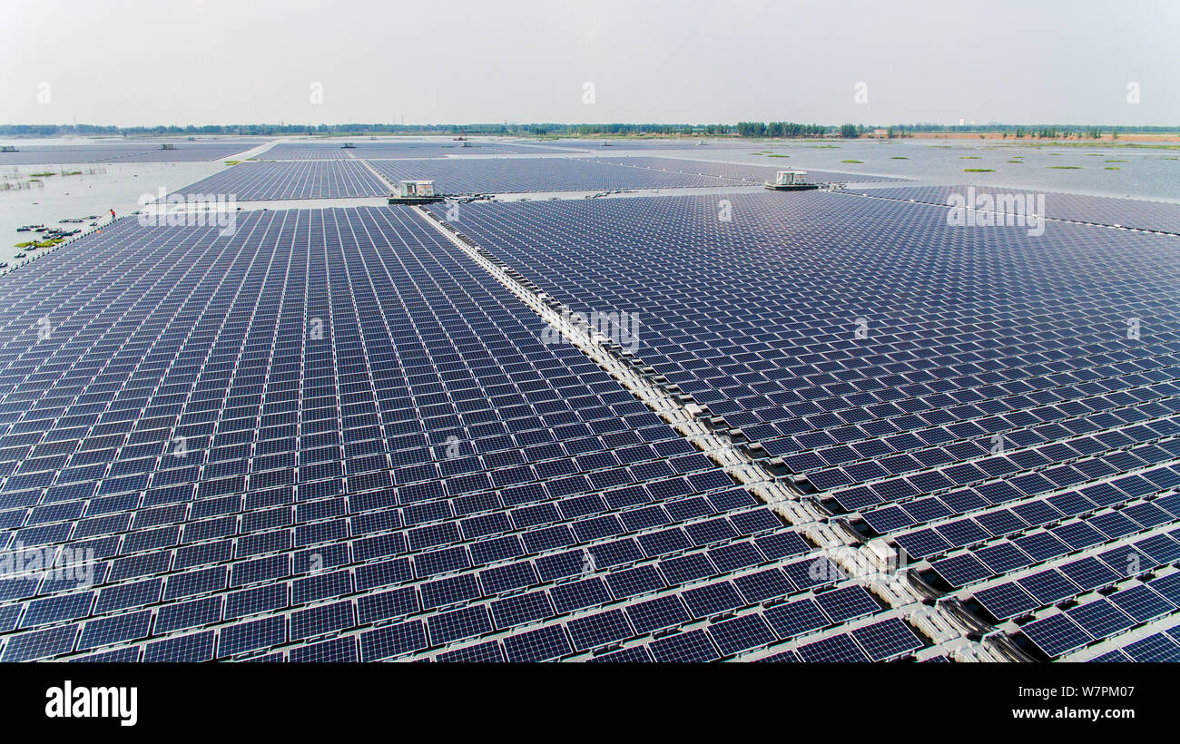 Vue aérienne de la plus grande usine de l'énergie solaire flottante d'une capacité de 40 mégawatts d'énergie dans la ville de Huainan, province de Anhui, Chine orientale, Banque D'Images