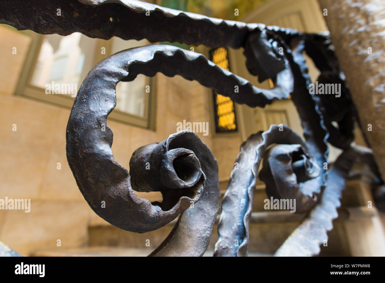 Vue détaillée du fer forgé sur ballastrade bannister d'escalier dans la cour intérieure de la Casa Mila (La Pedrera) Barcelone Banque D'Images