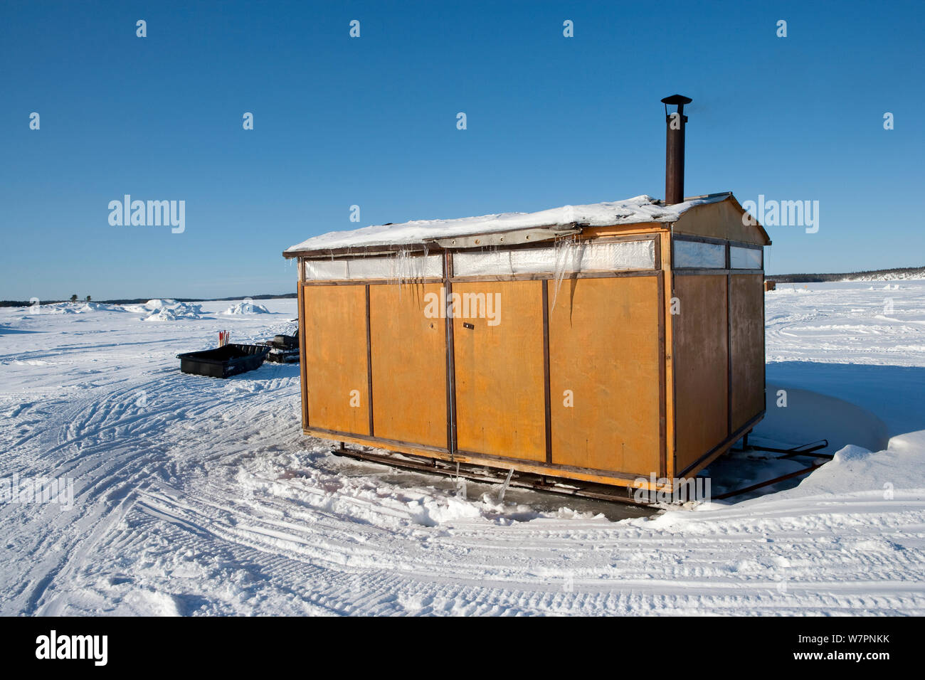 Cabanes en bois sur des traîneaux offrent un abri pour la modification et le séchage de l'équipement, cercle arctique, centre de plongée, mer Blanche, la Carélie, dans le Nord de la Russie, Mars 2010 Banque D'Images