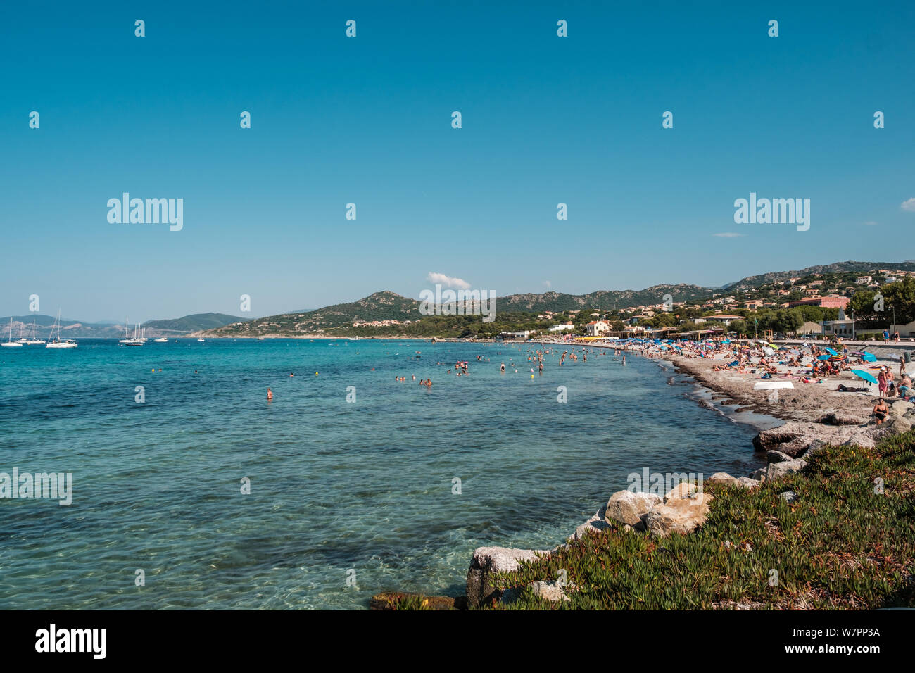 L'Ile Rousse, Corse, France - 6 août 2019. Une plage bondée de vacanciers profiter du soleil à l'Ile Rousse en Balagne Corse Banque D'Images