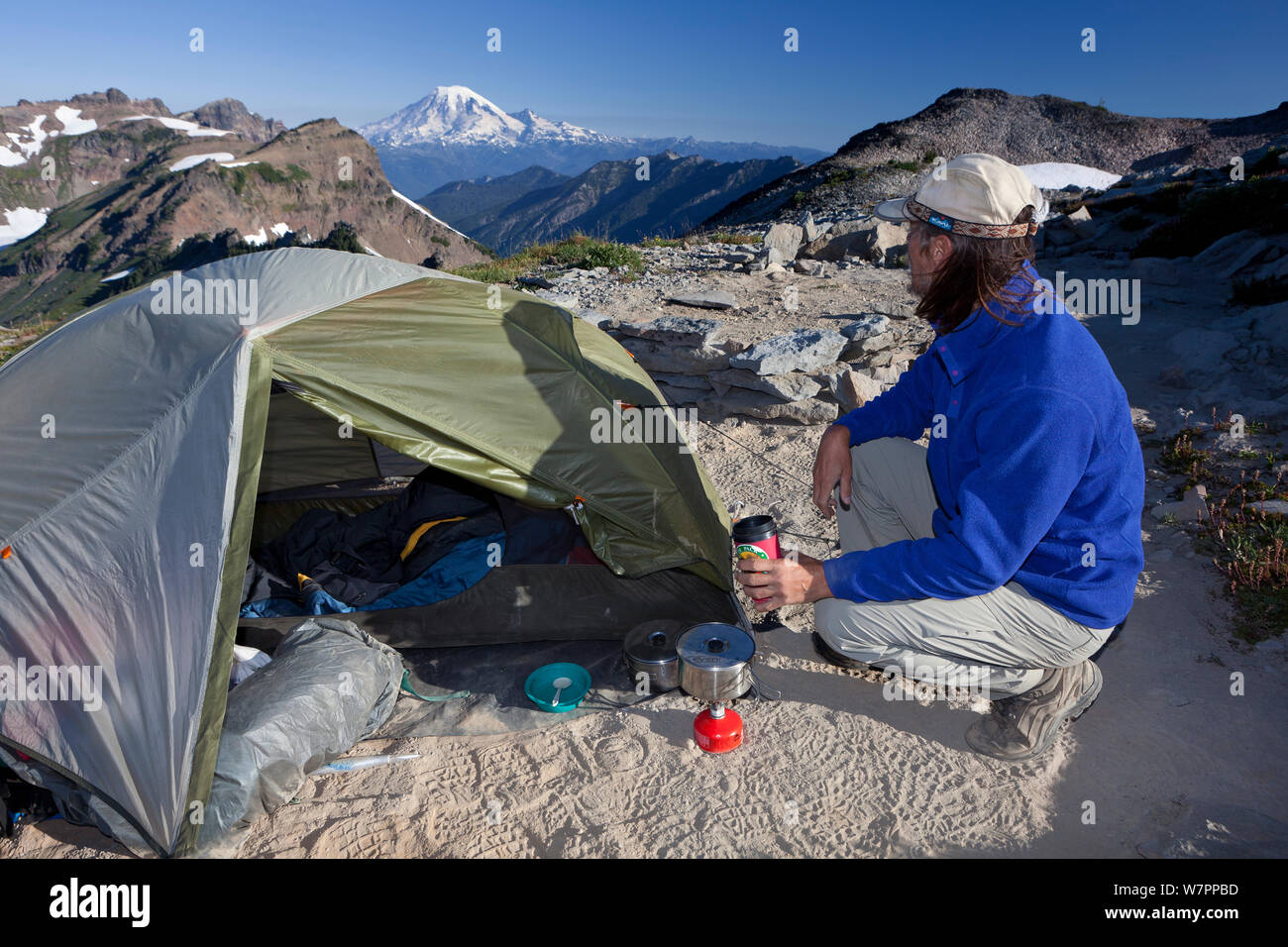 Camping des randonneurs au-dessus de la Chèvre appartements le long de la Pacific Crest Trail dans le désert des roches de chèvre, Gifford Pinchot National Forest. Washington, USA, août. Parution du modèle. Banque D'Images