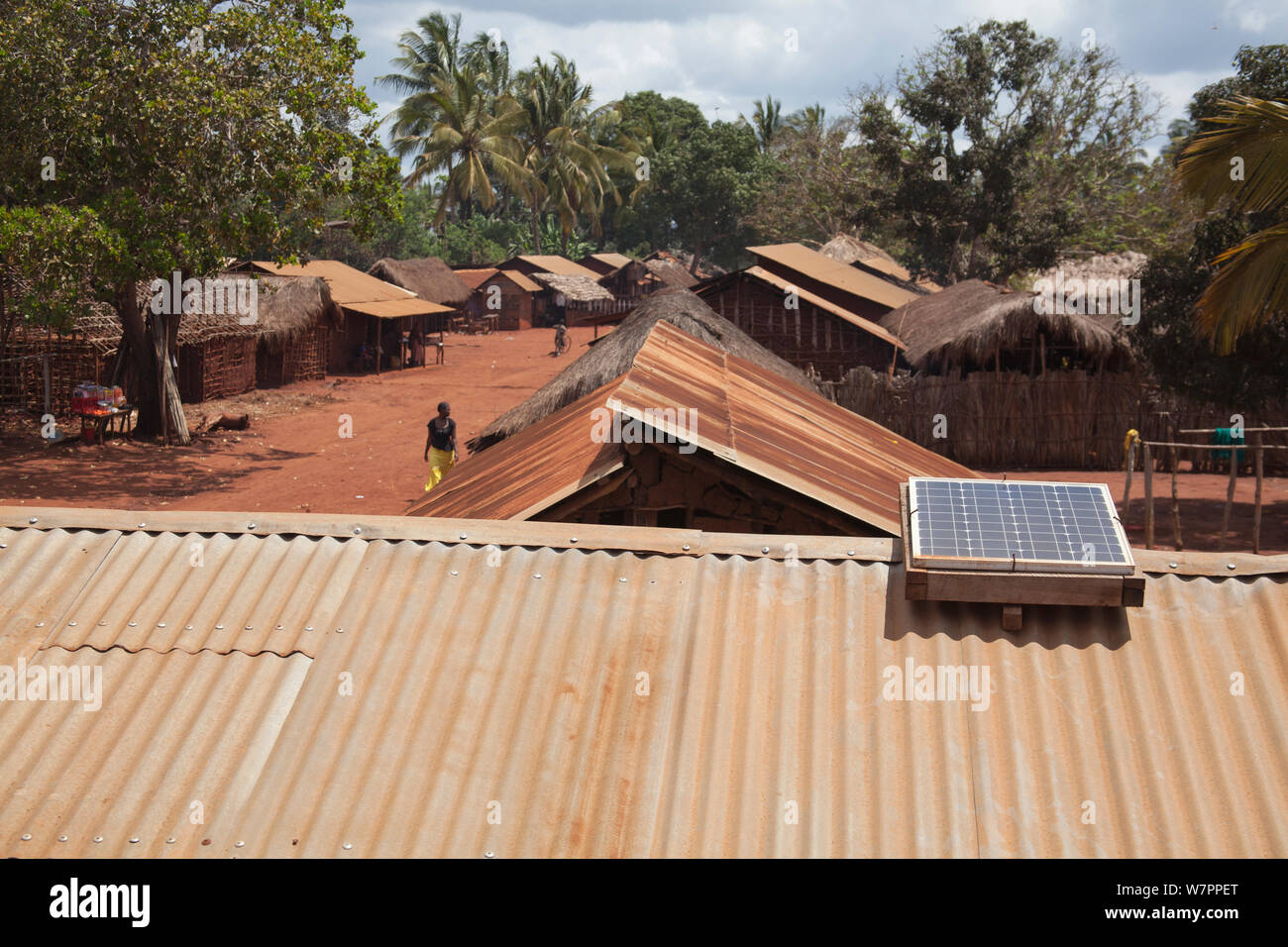 Panneau solaire sur un toit en tôle ondulée, village de la région, en Tanzanie. Miono Banque D'Images