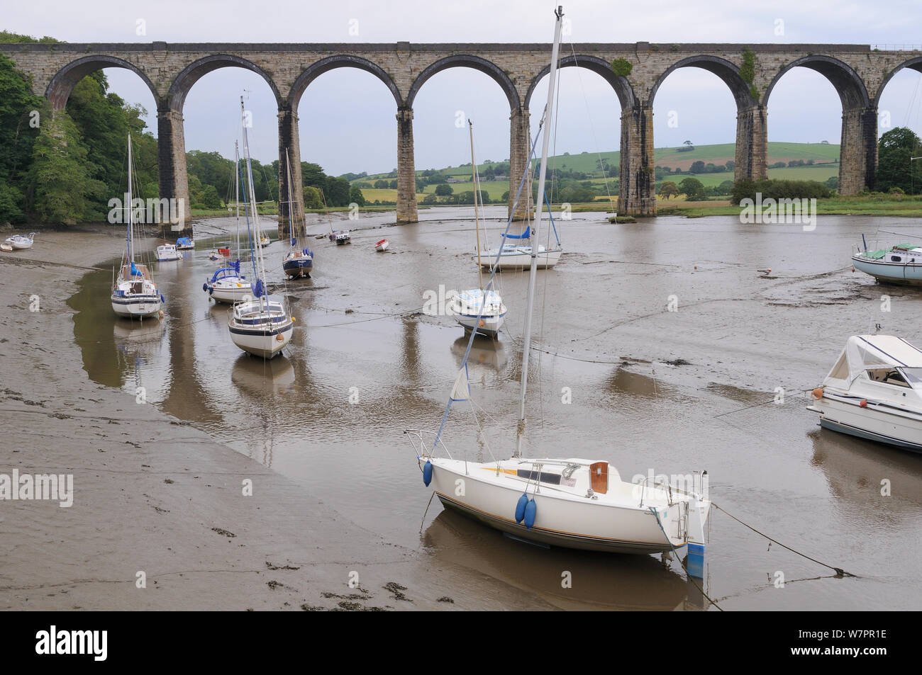 Yachts amarrés dans la rivière Lynher à marée basse en dessous de St. allemands viaduc ferroviaire, Cornwall, Royaume-Uni, juin 2012 Banque D'Images