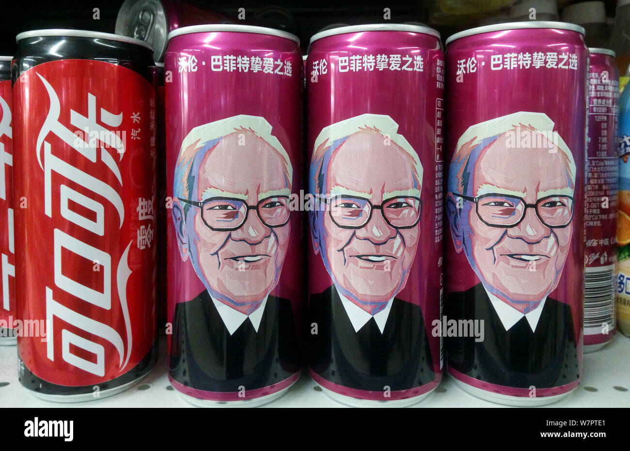 Les canettes de Coca-Cola Cherry avec un portrait de Warren Buffett,  président-directeur général de Berkshire Hathaway, sont à vendre sur le  plateau avec d'autres boissons gazeuses un Photo Stock - Alamy
