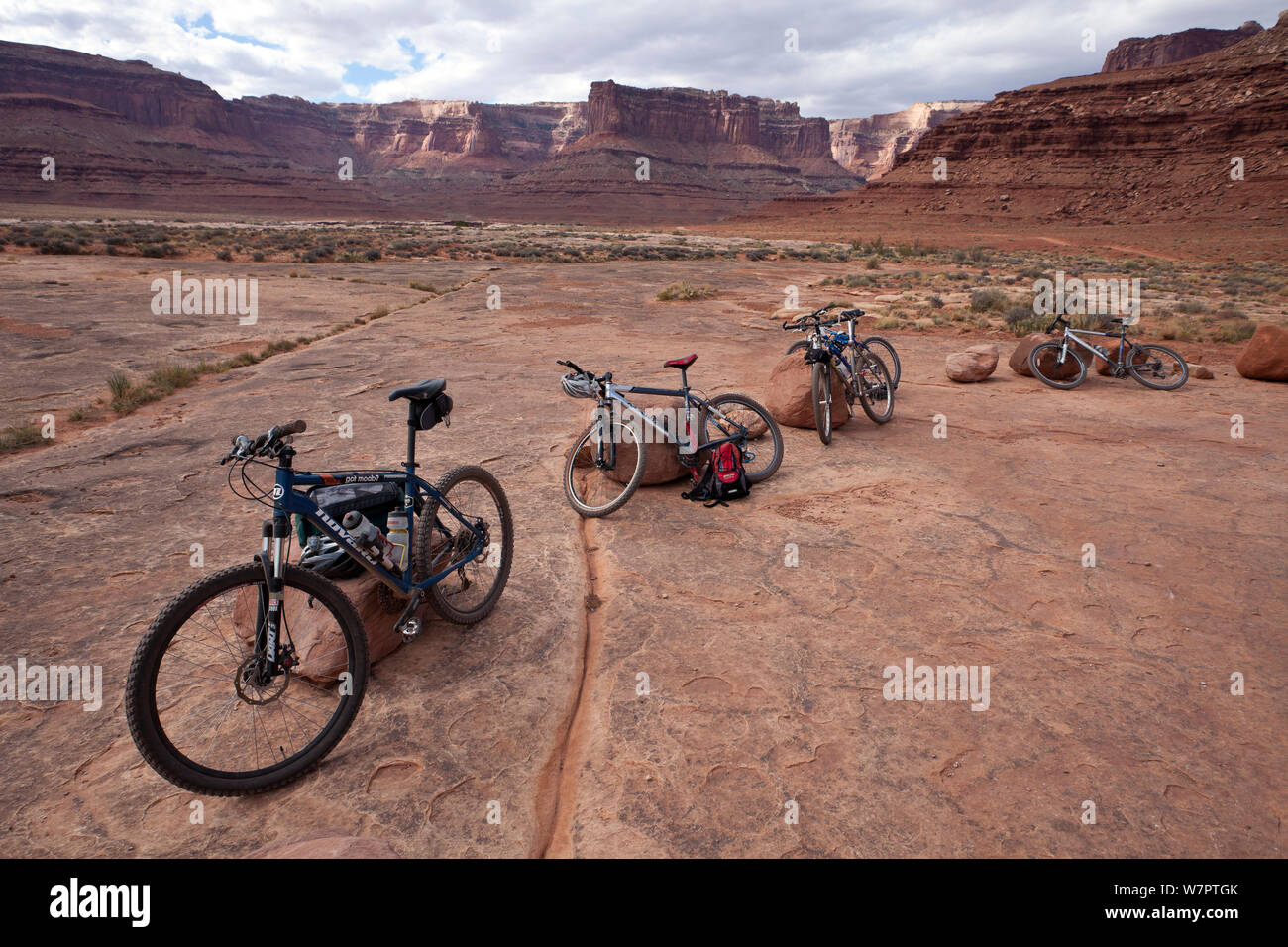 Des vélos de montagne près de Musselman Arch le long de la Rim Trail blanc dans le quartier Islans dans le ciel. Canyonlands National Park, Utah, octobre 2012. Banque D'Images