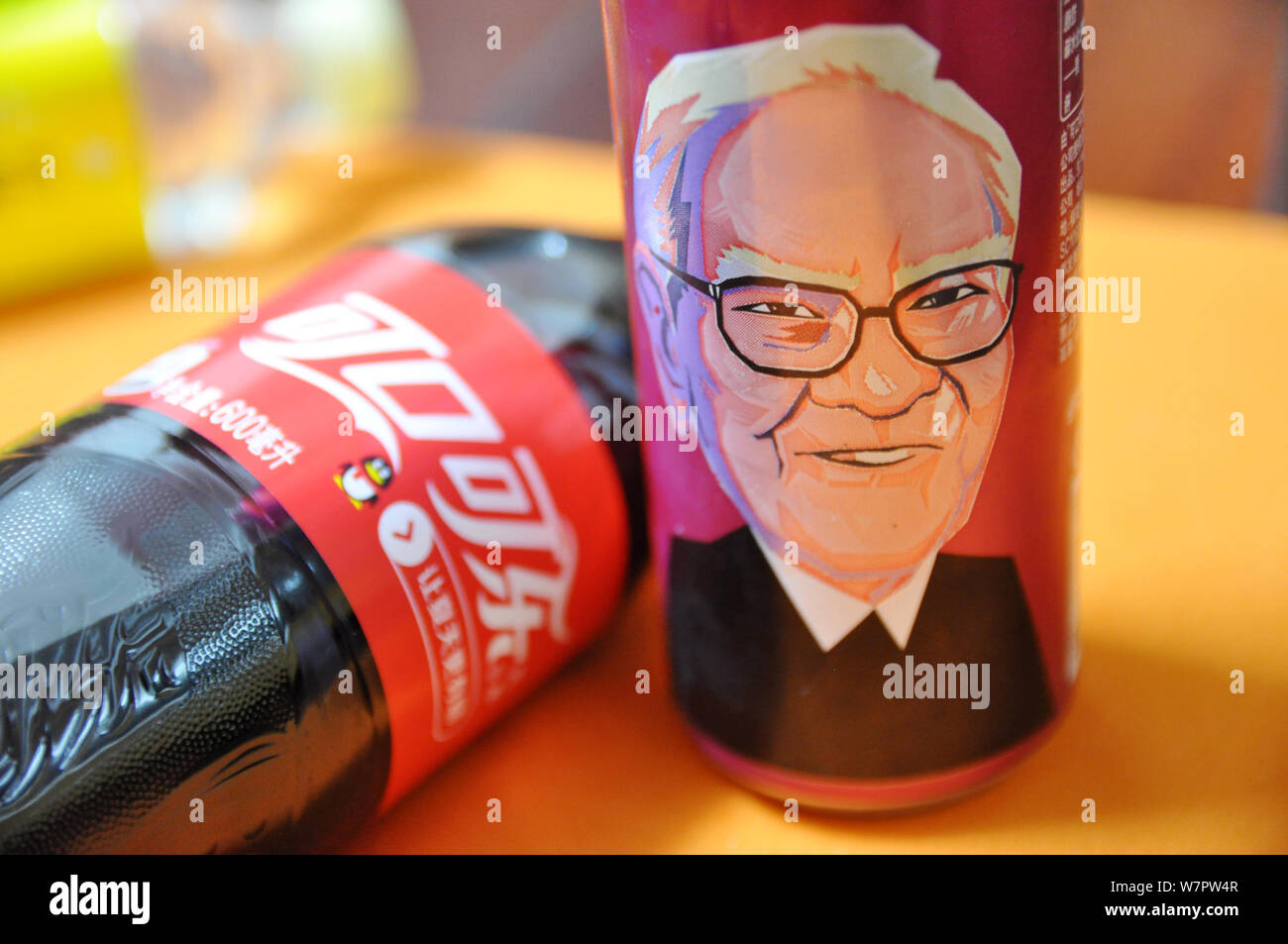 Un peut de Cherry Coca-Cola avec un portrait de Warren Buffett, président-directeur général de Berkshire Hathaway, est représenté sur l'étagère avec d'autres boissons gazeuses un Banque D'Images