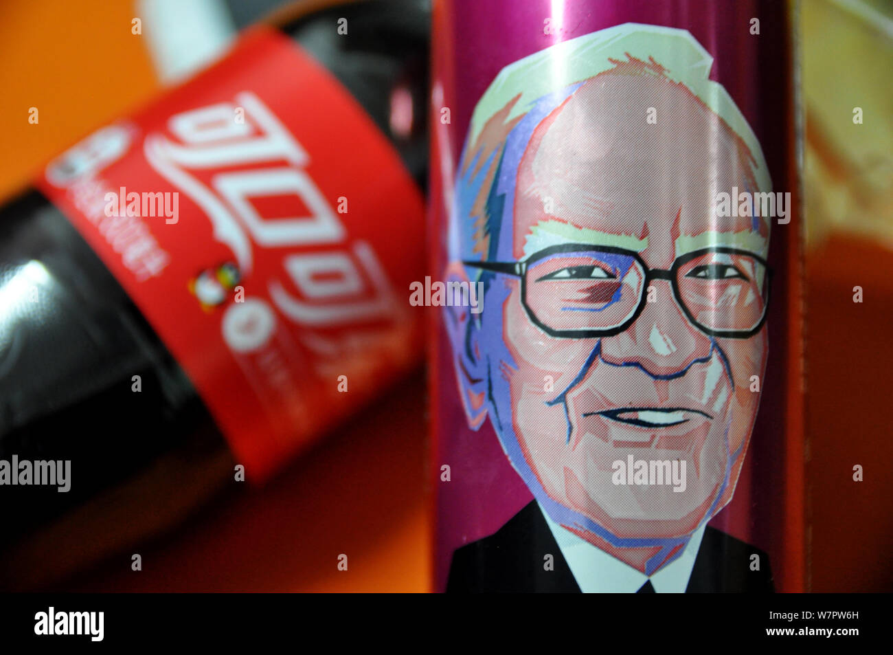 Un peut de Cherry Coca-Cola avec un portrait de Warren Buffett, président-directeur général de Berkshire Hathaway, est représenté sur l'étagère avec d'autres boissons gazeuses un Banque D'Images