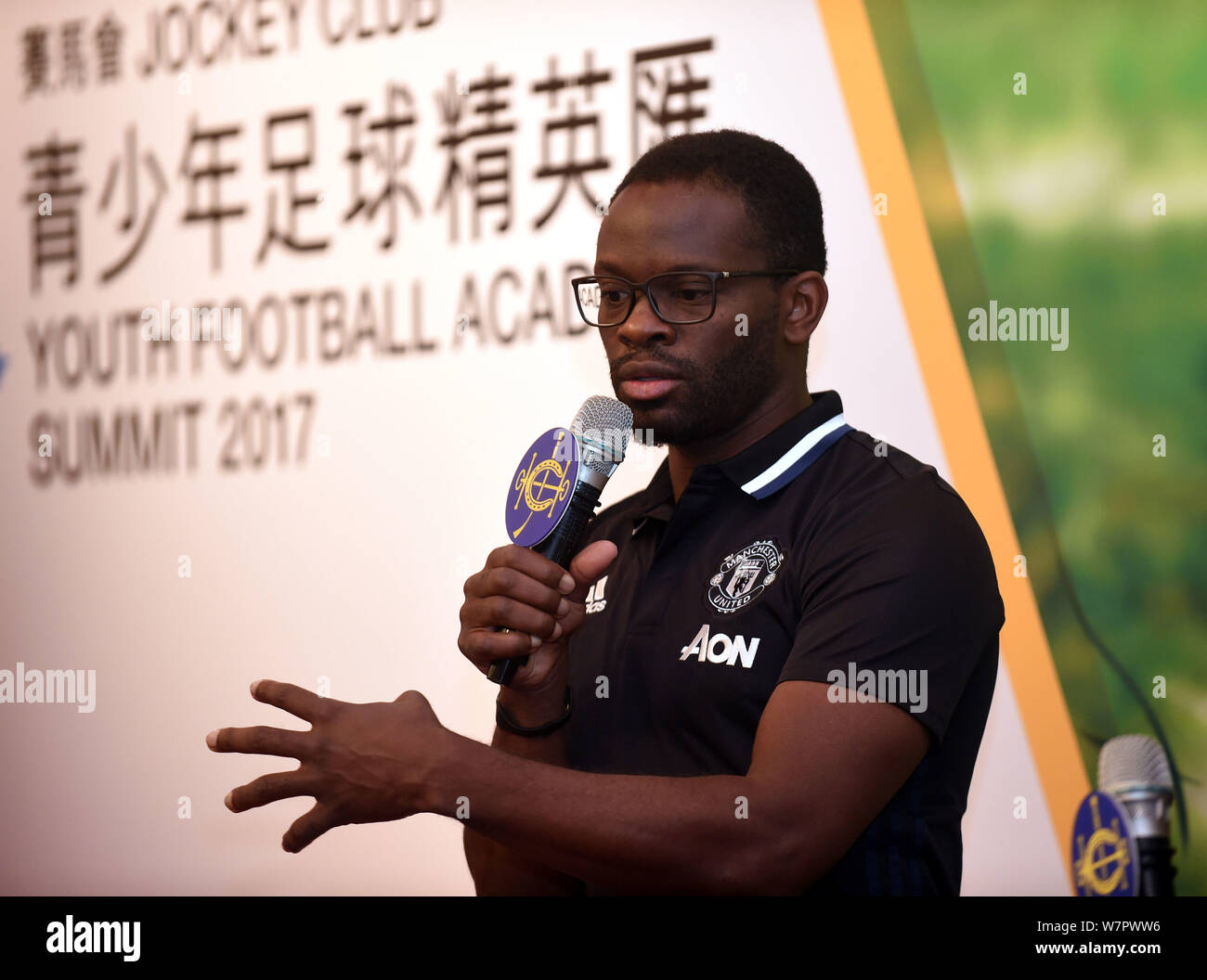Ancien joueur de football français Louis Saha parle lors d'une conférence de presse pour la jeunesse du Sommet 2017 de l'Académie de football à Hong Kong, Chine, 21 juin 2017. Banque D'Images