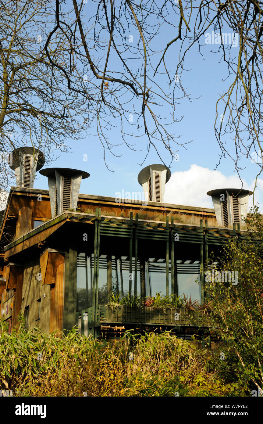 Le Centre pour la compréhension de l'environnement (CUE) un eco construction avec cagoules qui intègre un système de ventilation passive sur le toit vert. La Horniman Museum, Londres, Angleterre, Royaume-Uni, Octobre 2008 Banque D'Images