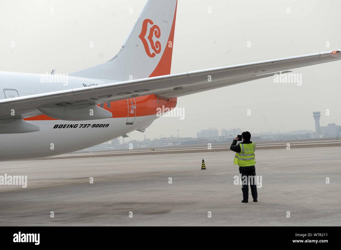 --FILE--un Boeing 737-900ER passenger jet d'OK Airways est photographié à l'Aéroport International de Tianjin Binhai à Tianjin, Chine, 2 février 2015. L'o Banque D'Images