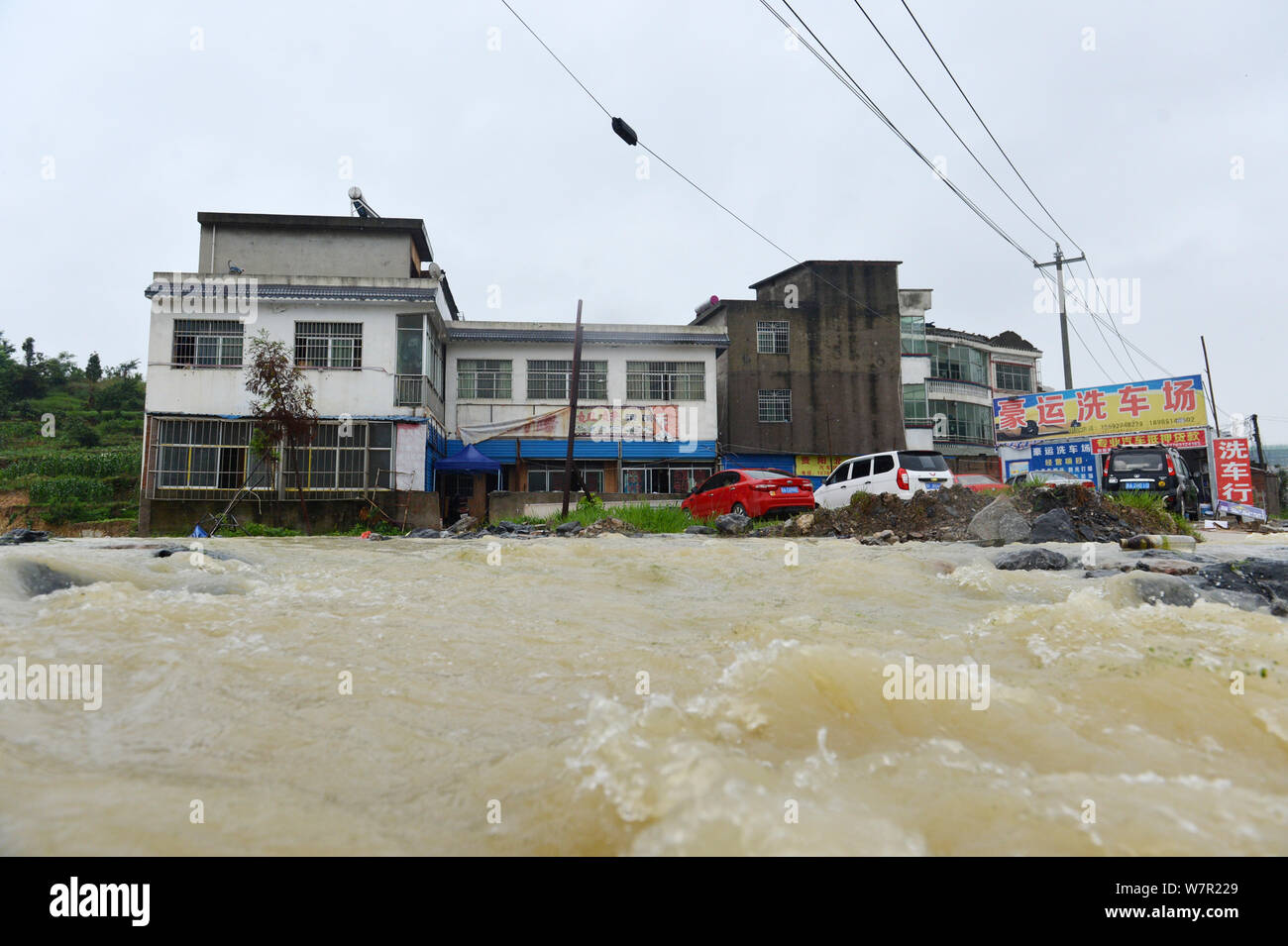 Vue de la zone inondée causée par de fortes pluies dans la ville de Guiyang, province du Guizhou en Chine du Sud, 12 juin 2017. La pluie torrentielle continue depuis le vendredi Banque D'Images