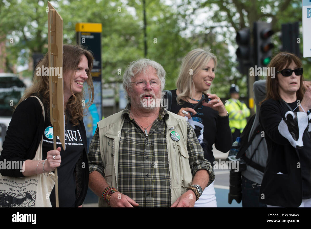 Naturaliste et présentatrice TV Bill Oddie parlant à un manifestant tenant une pancarte, à l'abattage du blaireau, mars 1er juin 2013 à Londres. Banque D'Images