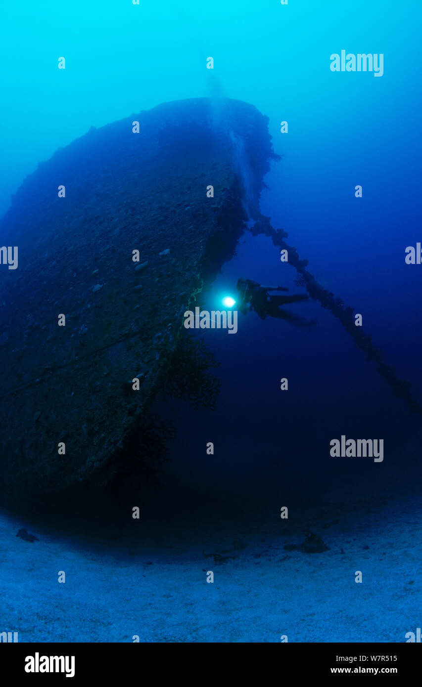 "Cargo Nippo Maru' coulé en opération grêlon 17/18 février 1944. Le plongeur avant de navire. Lagon de Chuuk, États fédérés de Micronésie Banque D'Images