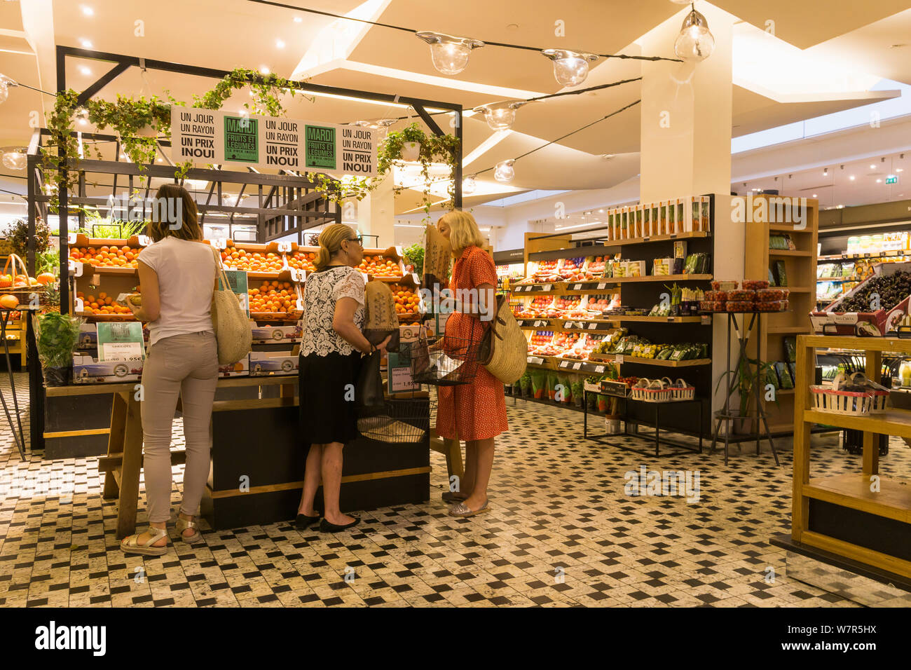 Le Grand Epicerie Paris - Les Femmes d'acheter des fruits sur l'affichage au Grand Epicerie de Paris, France, Europe. Banque D'Images
