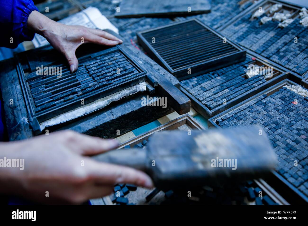 Artisan chinois Xiao Shihua met en typeheads bois une plaque pour Movable Type impression dans village Zhulin, Tantou, ville de Shaoyang, dans le centre de la Chine" Banque D'Images