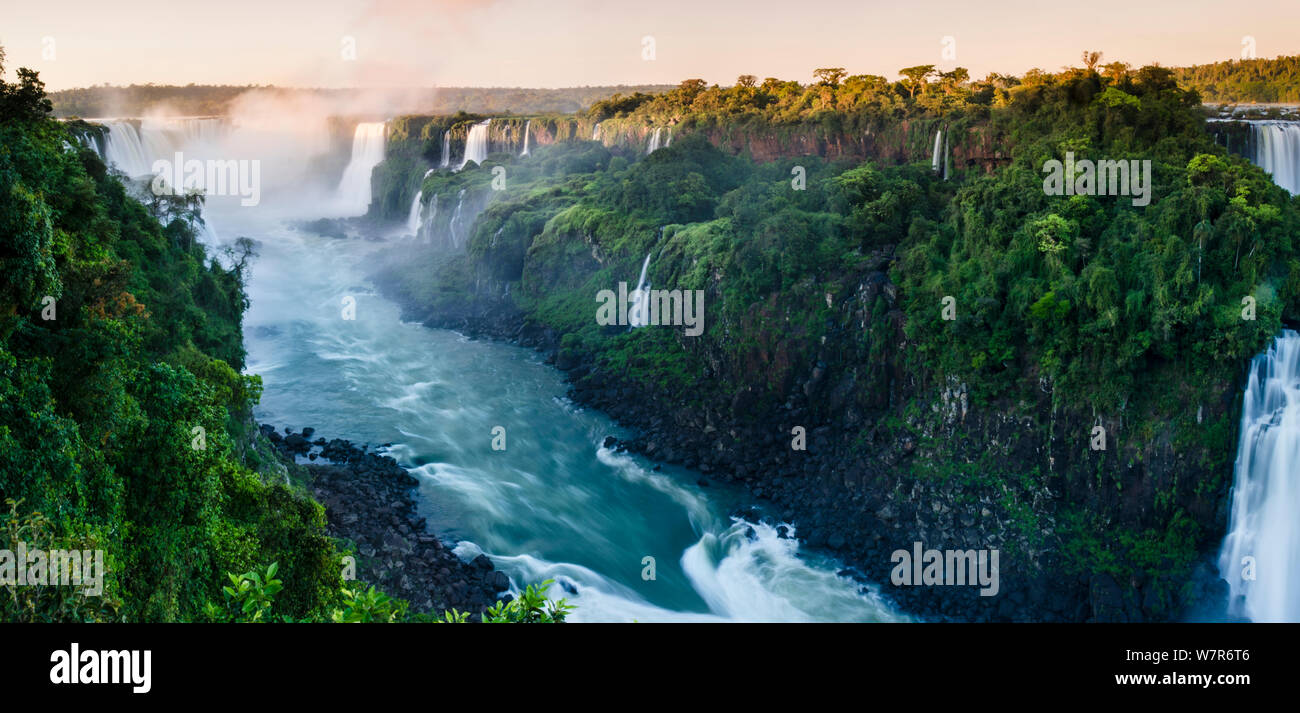 Iguasu Falls au lever du soleil sur la rivière Iguasu, Brésil / Argentine frontière. Photographié depuis le côté Brésilien des chutes. État de Parana, Brésil, septembre 2012 Banque D'Images