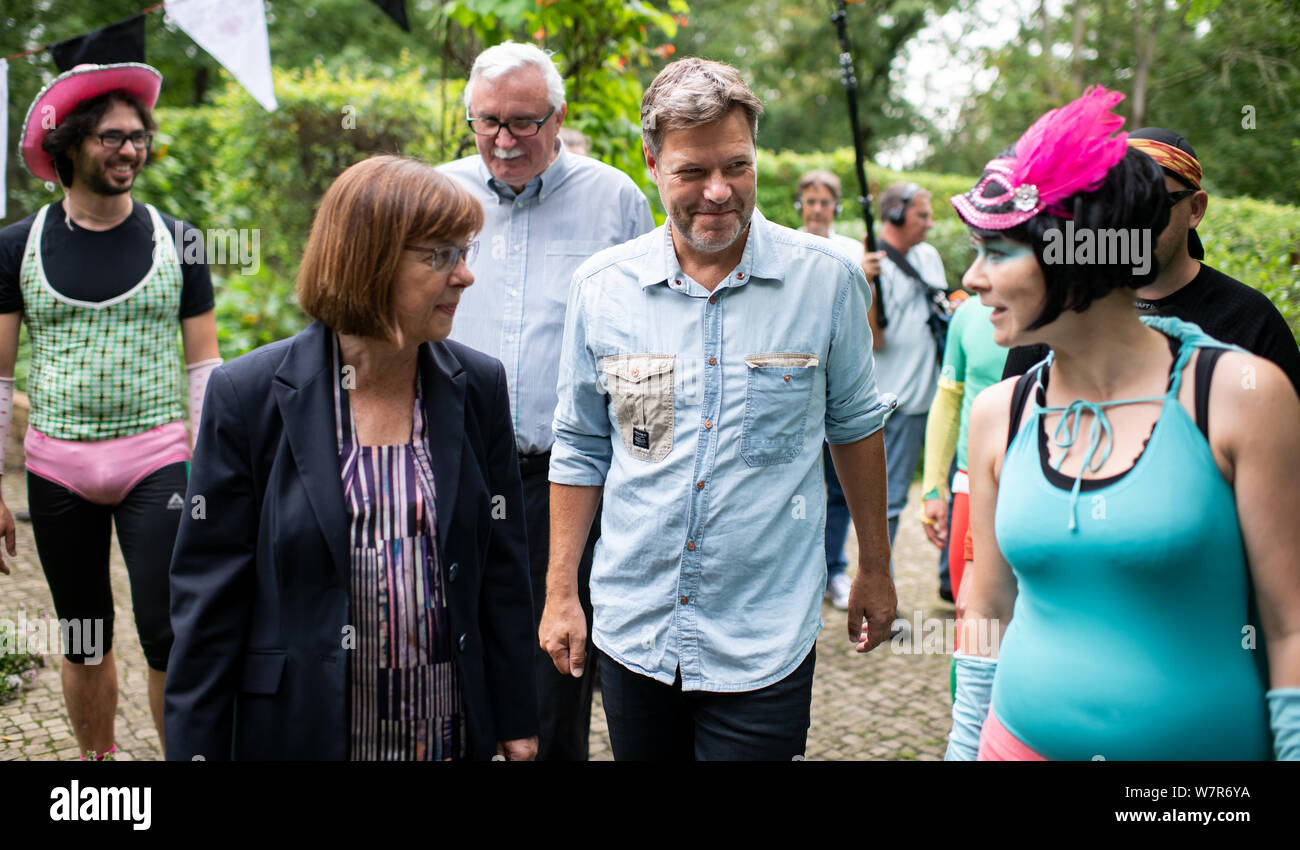 Rathenow, Allemagne. 07Th Aug 2019. Robert Habeck (M), Président fédéral de Bündnis 90/Die Grünen, Ursula et Nonnemacher (2e de gauche), le premier candidat du Brandebourg verts, en collaboration avec Stefan Behrens (3e de gauche), Vert pour candidat direct 4 circonscription, visitez le "groupe tinknormale Superhelden' après un événement de la campagne électorale pour la prochaine élection d'état dans le Brandebourg. L'initiative poursuit l'éducation à l'environnement en costume de super-héro. Crédit : Bernd von Jutrczenka/dpa/Alamy Live News Banque D'Images