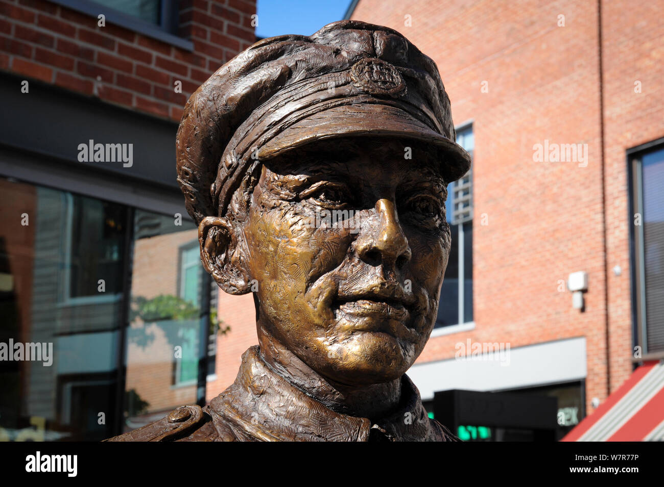 Statue en bronze du Caporal Allan Leonard Lewis VC à Hereford's Vieux Marché. Le caporal Lewis est le seul à recevoir le Herefordian jamais Victoria C Banque D'Images