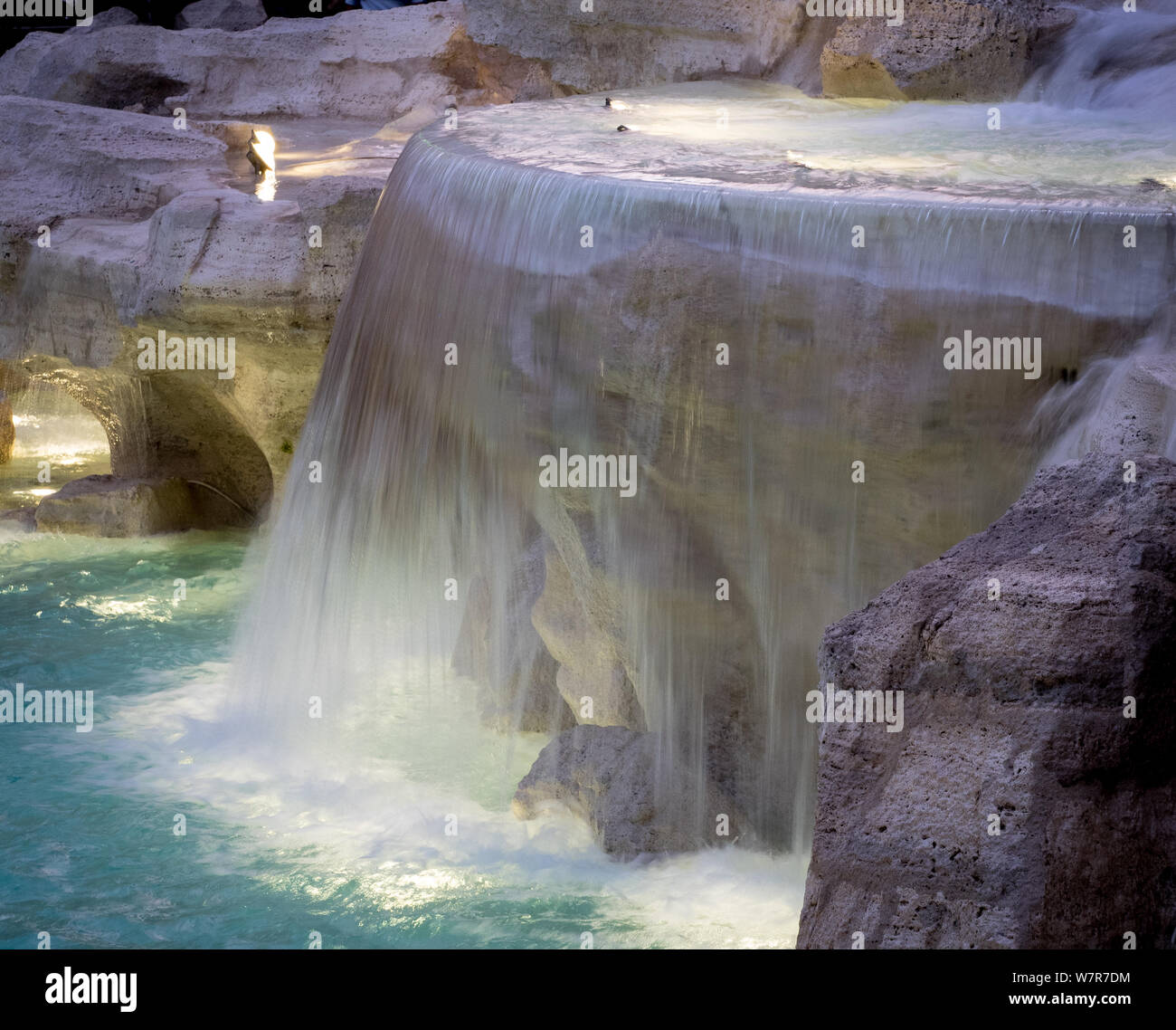 Cascade d'eau, une partie de la fontaine de Trevi (Fontana di Trevi), Rome Banque D'Images
