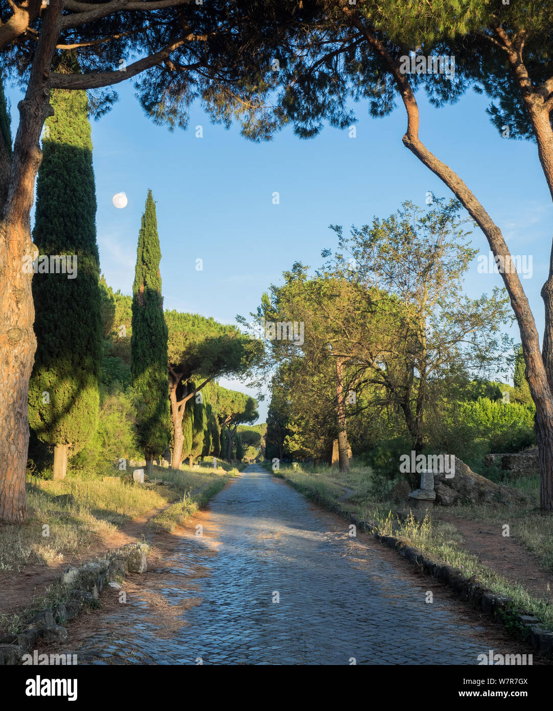 Le Via Appia (Via Appia), Rome, avec la lune visible Banque D'Images