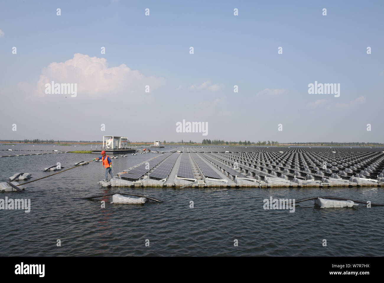 Afficher des panneaux solaires dans la plus grande usine de l'énergie solaire flottante d'une capacité de 40 mégawatts d'énergie dans la ville de Huainan, à l'est l'Anhui en Chine Banque D'Images