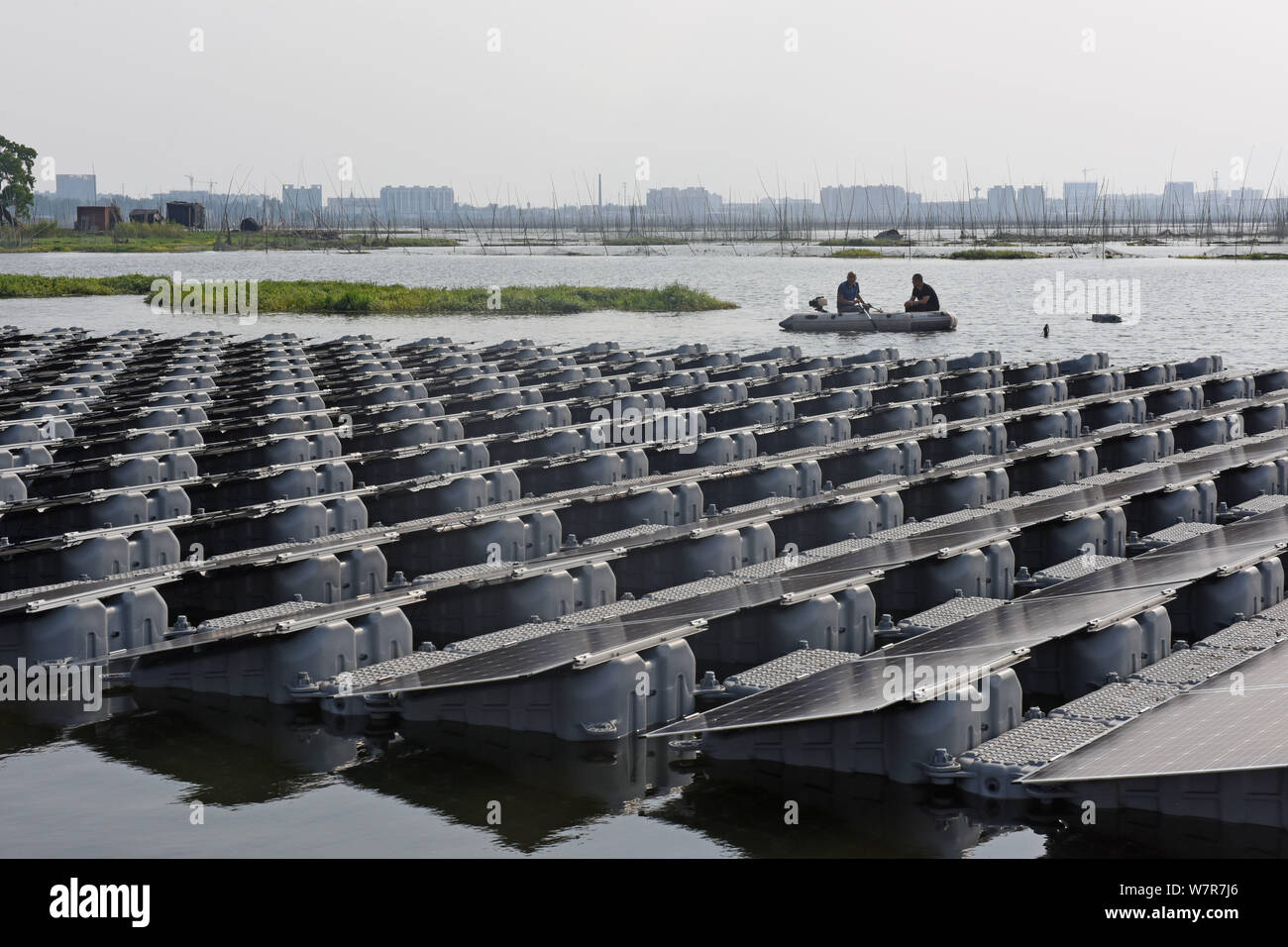 Afficher des panneaux solaires dans la plus grande usine de l'énergie solaire flottante d'une capacité de 40 mégawatts d'énergie dans la ville de Huainan, à l'est l'Anhui en Chine Banque D'Images