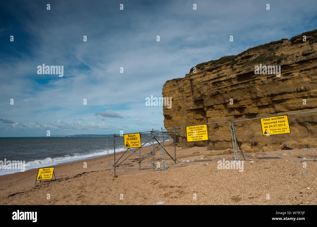 Une section fermée de plage à Burton Bradstock, due à l'effondrement des falaises de grès jurassique Bridport, Dorset, Mars 2012 Banque D'Images