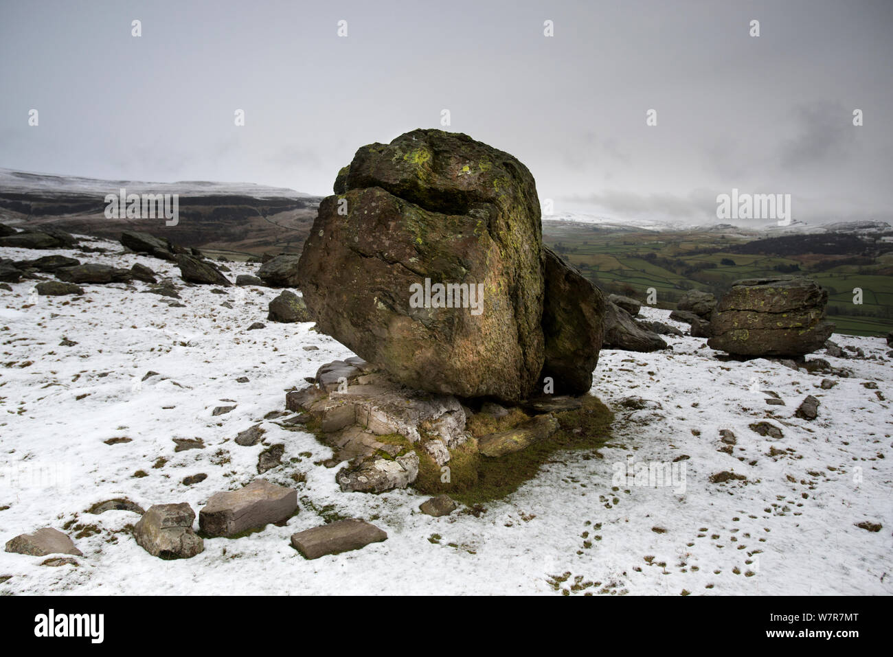 Norber les blocs erratiques. Les blocs de grès siluriens, perché au sommet des jeunes calcaire carbonifère, qui avaient été laissés par retrait des glaces à la fin de la dernière ère glaciaire, Clapham, Yorkshire Banque D'Images