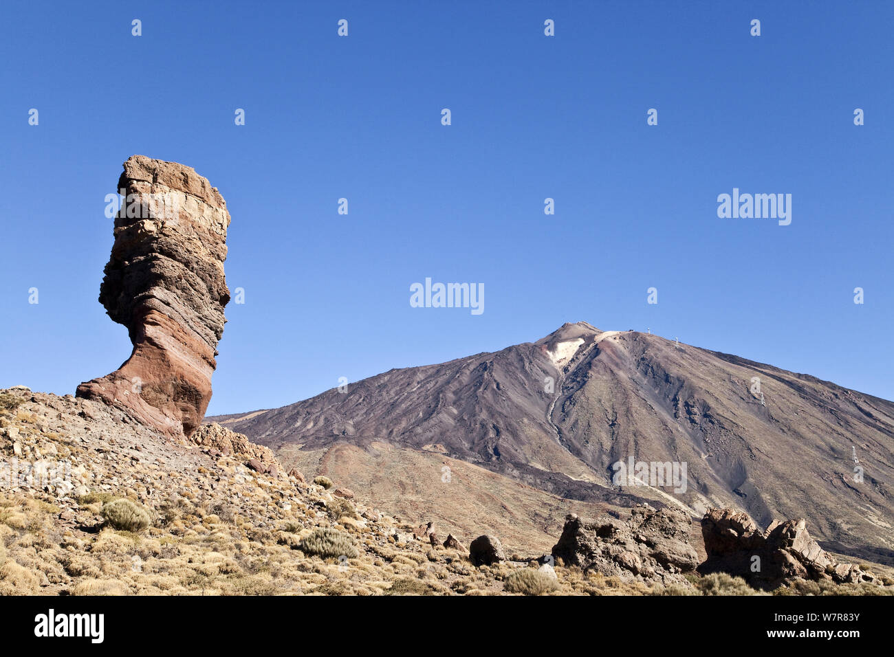 Le roque Cinchado, les vestiges de l'ancien sommet de l'île de Tenerife, avec Mounte Teide en arrière-plan, le Parc National du Teide, Canaries, Espagne, mars 2012. Banque D'Images