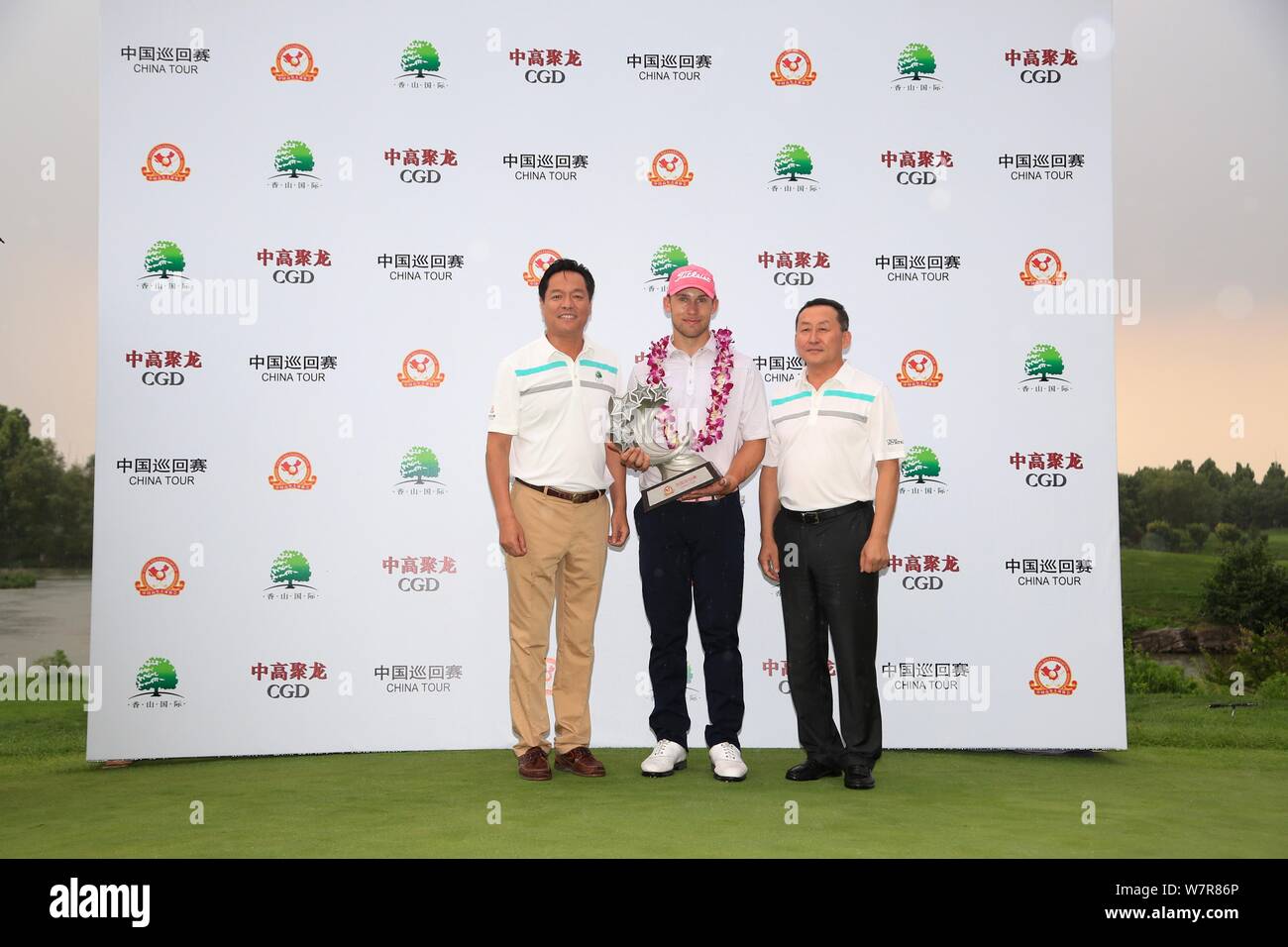 Bryden Macpherson, de l'Australie, au centre, pose avec son trophée après avoir remporté la finale du 2017 Collines parfumées Beijing International Open golf Banque D'Images