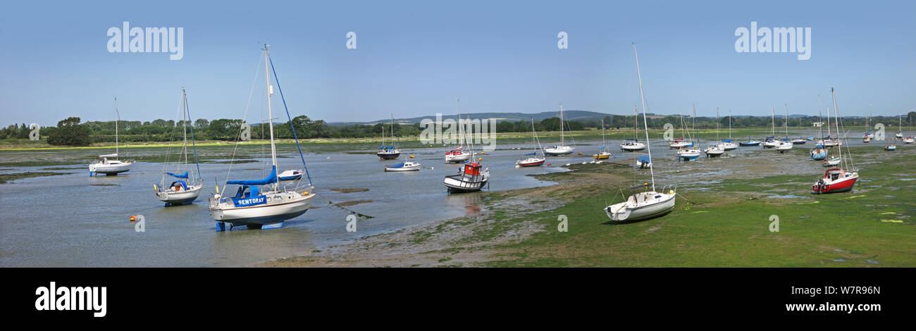 Vue panoramique sur le port de Chichester, West Sussex, UK. Montre Chichester chenal près de Quay Dell à marée basse. Les petits bateaux amarrés, South Downs au-delà. Banque D'Images