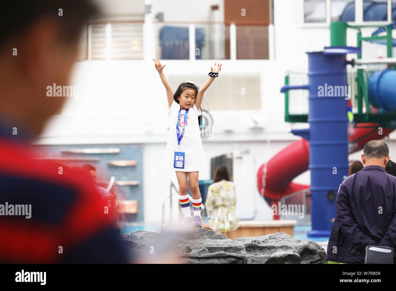 Un enfant chinois est représenté sur le Norvégien de joie, le plus grand bateau de croisière dans la région de l'Asie-Pacifique, au cours de son premier voyage pour un voyage de quatre jours Banque D'Images