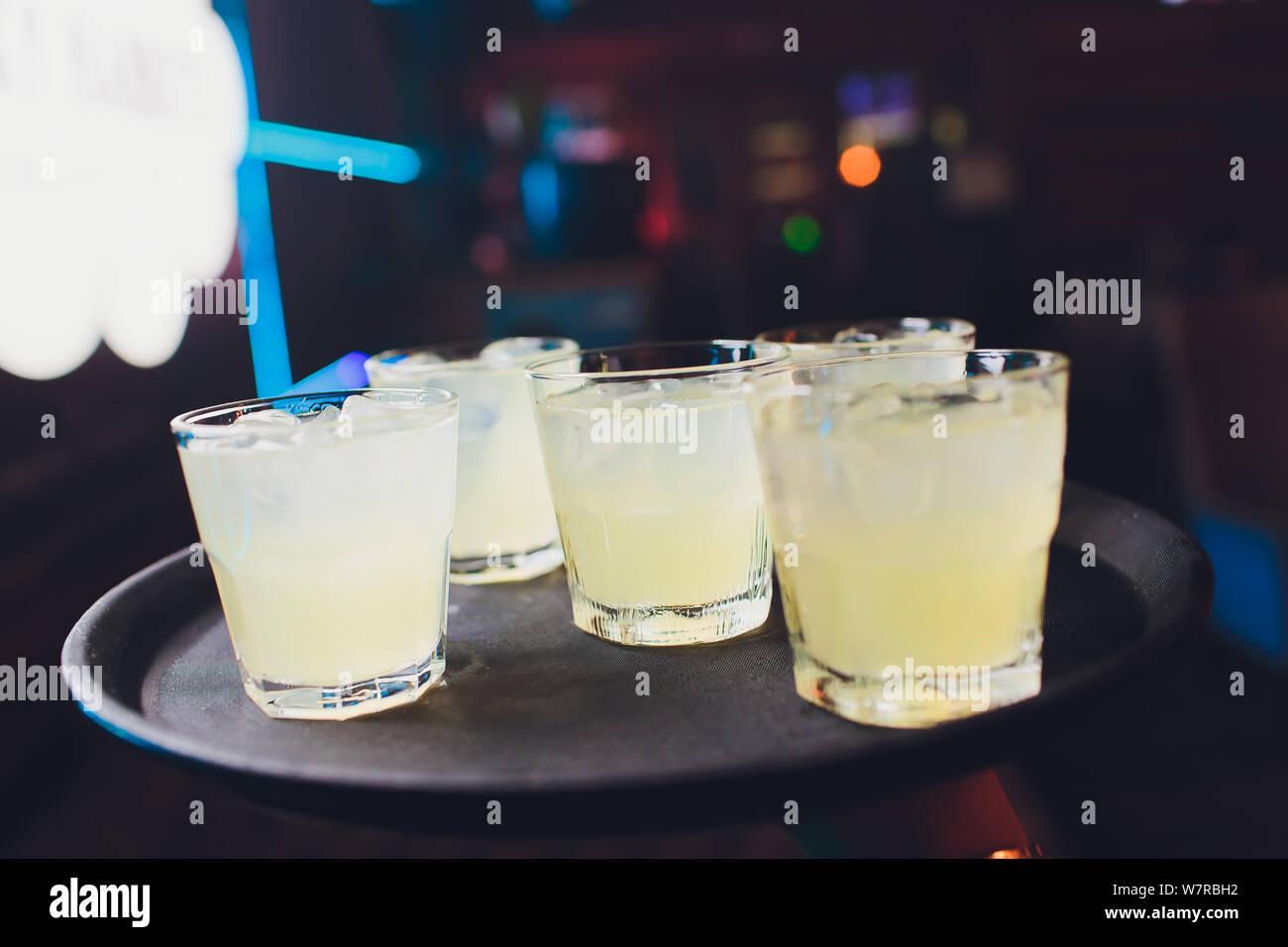 Romarin citron cocktail dans des verres sur un plateau. Banque D'Images