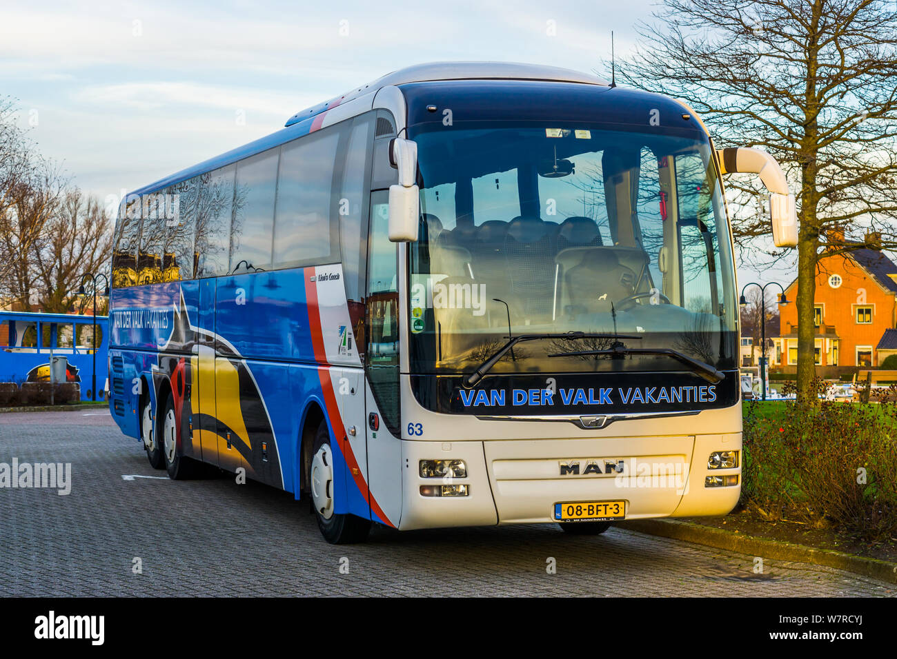 Van der Valk tour bus à partir de l'avant et sur le côté, l'agence de voyage néerlandaise populaire, maison de vacances coach, Alphen aan den Rijn, 12 février, 2019, Pays-Bas Banque D'Images