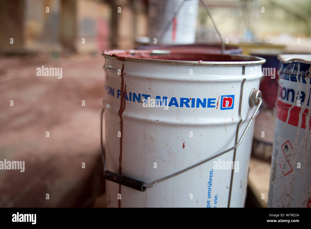 Bidon de peinture marine utilisés au cours de reposer bateau de croisière P&O Cruises Ventura Banque D'Images