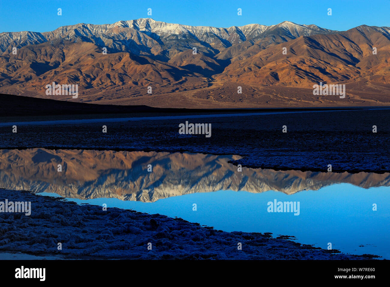 Pic de télescope reflète dans l étang à Badwater, Death Valley National Park, California, USA Janvier 2013 Banque D'Images