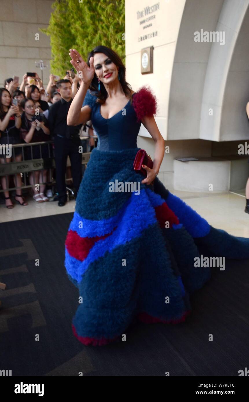 --FILE--L'actrice italienne Maria Grazia Cucinotta vagues aux fans comme elle marche hors de l'hôtel à Shanghai, Chine, 17 juin 2017. Banque D'Images