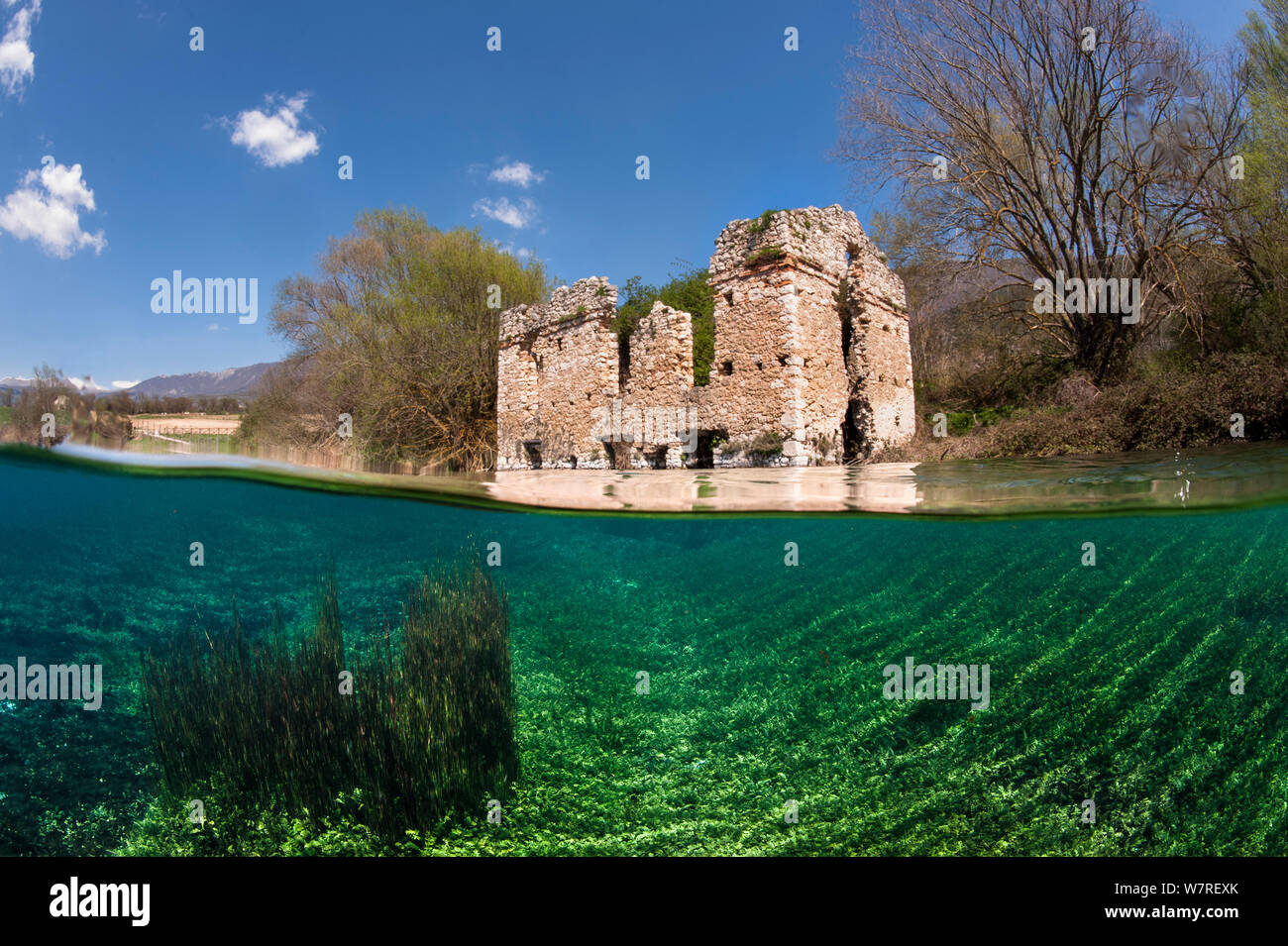 Moulin médiéval, maintenant partiellement inondée en Capodacqua lake. Parc National du Gran Sasso, Abruzzo, Italie. Banque D'Images