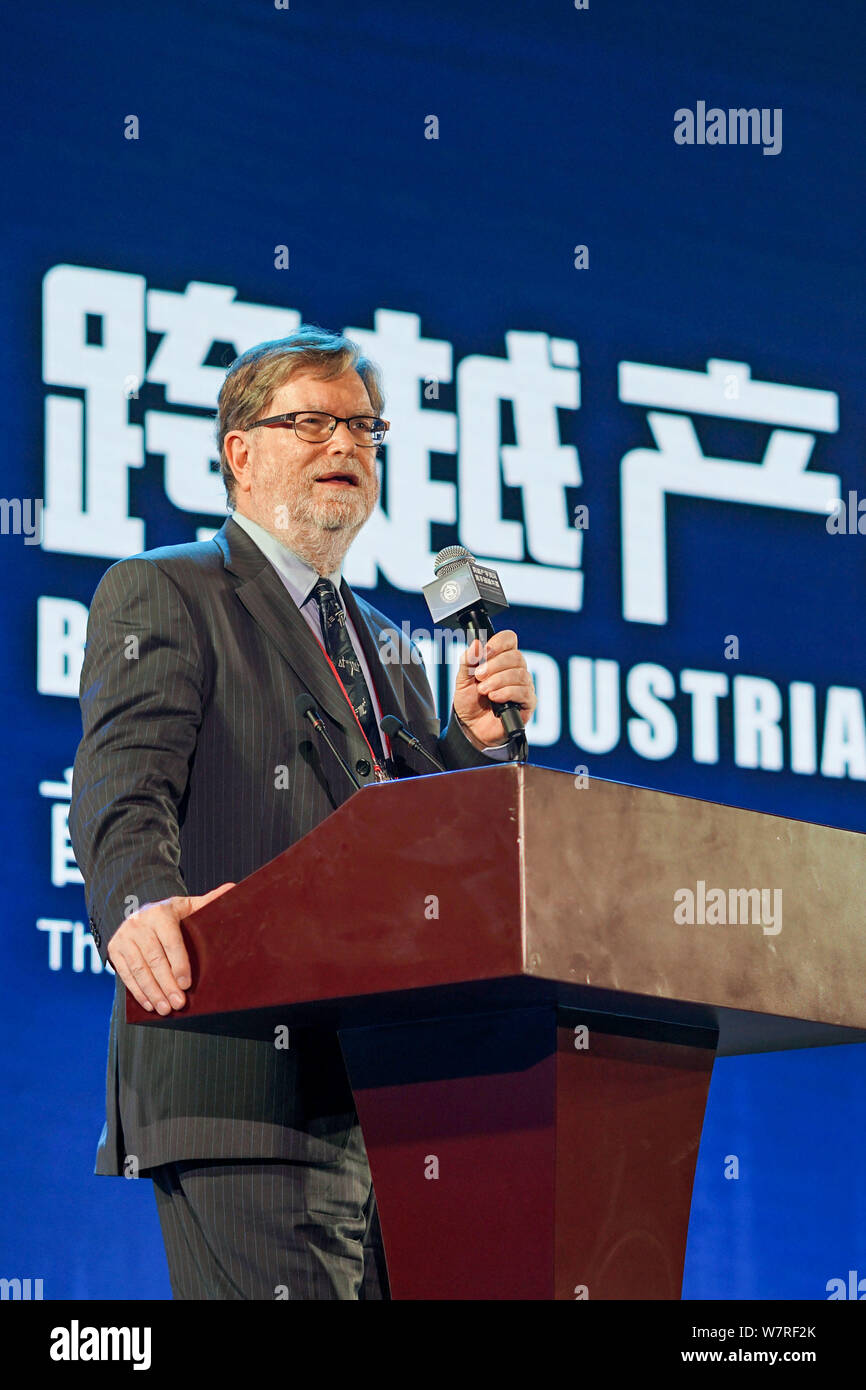 Astrophysicien et cosmologiste américain George Smoot, le gagnant du Prix Nobel de physique 2006, parle au cours de la première université de la Chine d'un Scientifique Banque D'Images