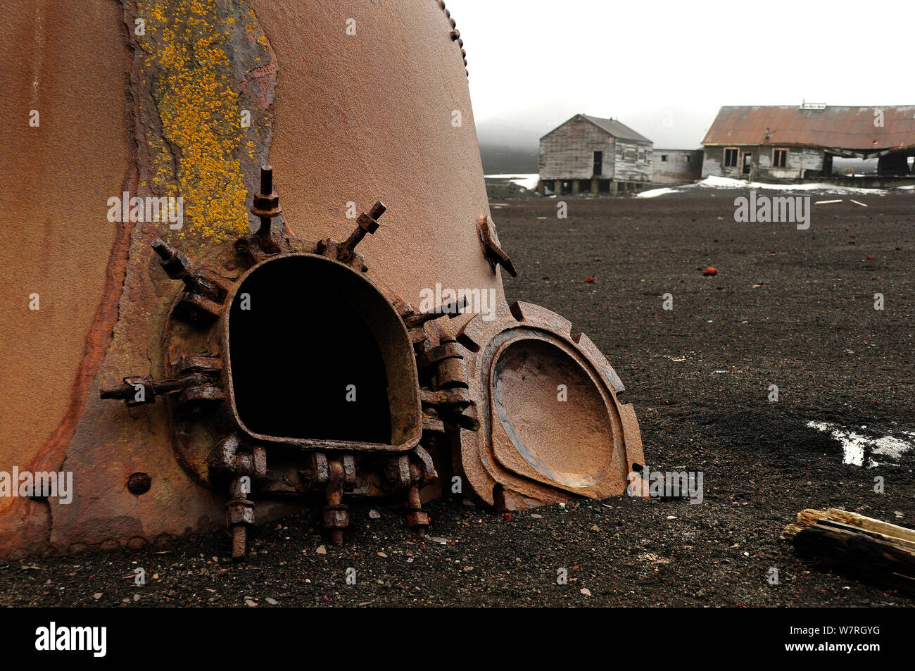 Les réservoirs d'huile à partir d'une ancienne station baleinière, Deception Island, l'Antarctique. Banque D'Images