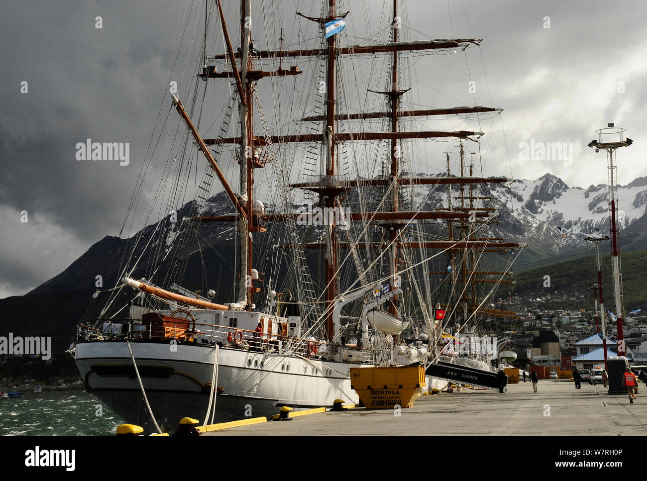 Bateau frégate amarré dans le port d'Ushuaia, Tierra del Fuego, Argentine. Banque D'Images