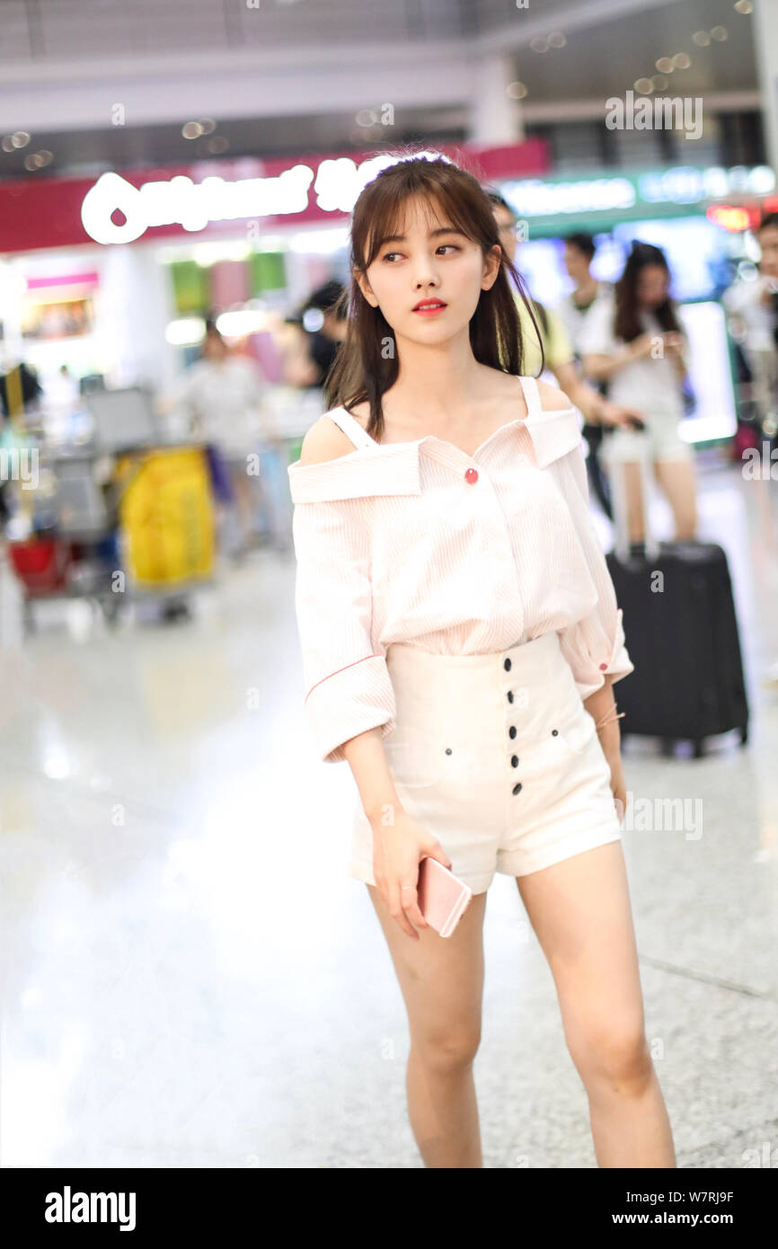 Chanteuse et actrice chinoise Ju Jingyi de Chinese girl group SNH48 est photographié à l'Aéroport International de Shanghai Hongqiao de Shanghai, Chine, 10 Jun Banque D'Images