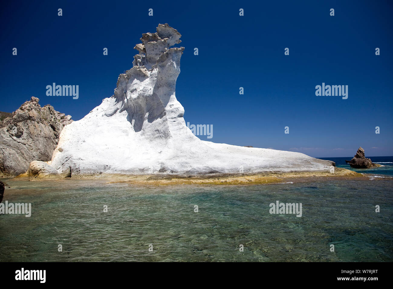 L 'Piana Bianca' une formation rocheuse à l'entrée de la baie, à droite du port, l'île de Ponza, Italie, Mer Tyrrhénienne, Méditerranée, juillet 2008 Banque D'Images