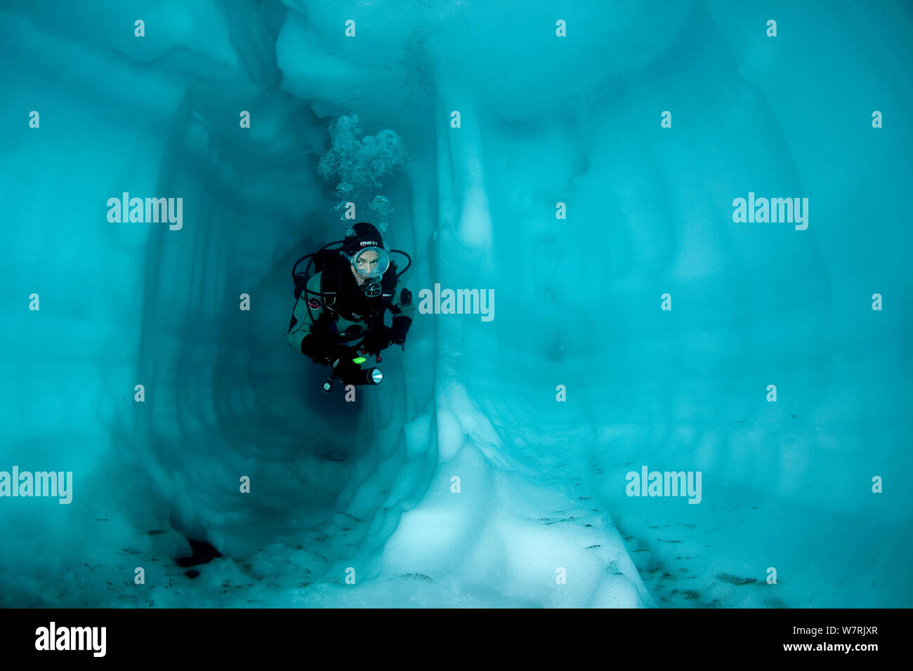 La plongée autonome à l'intérieur d'une grotte, la glace de lac Sassolo, Sambuco valley, Tessin, Suisse Banque D'Images